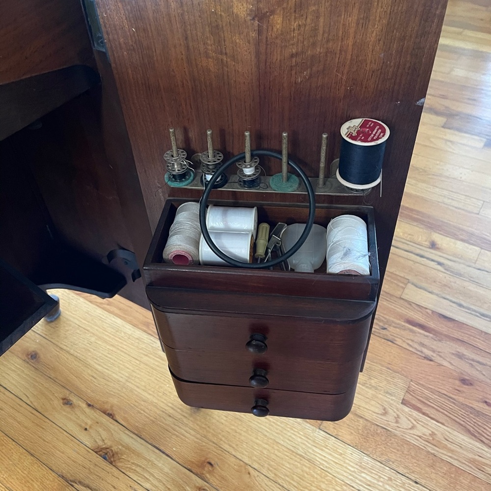 Sewing Machine - Picture 7 of 11